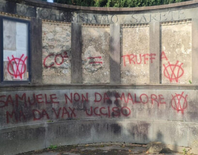 scritte comparse sulle mura del camposanto